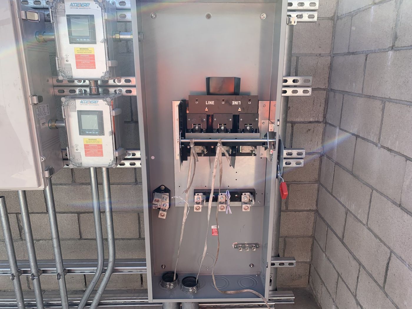 Battery metering and disconnect assembly on strut
